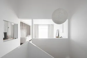 現代簡約室內空間，採用混凝土與玻璃材質。