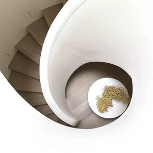 極簡木質樓梯，搭配圓形踏板與中央圓形平台。