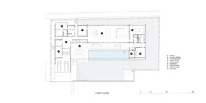 極簡住宅設計的一樓平面圖，包含客廳／餐廳區、戶外平台、臥室，以及中央