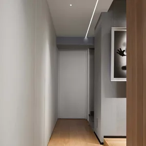 簡約室內設計，展示一件現代藝術作品。