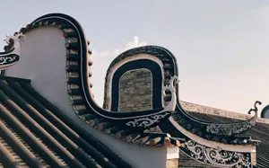 貴族建築的傳統屋頂設計，搭配深色瓦片與華麗金屬裝飾。
