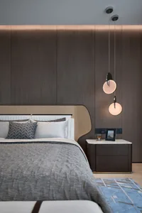 A modern minimalist bedroom featuring wooden materials and a cozy atmosphere.