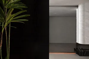 現代簡約室內設計，採用黑色大理石與混凝土表面。
