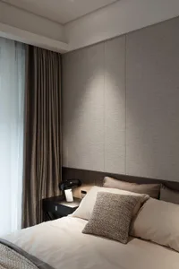 簡約臥室搭配布面床頭板與白色寢具。