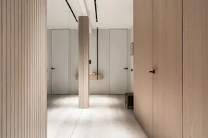 簡約室內空間，木地板與白牆