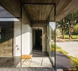 現代極簡建築室內，採用混凝土與玻璃材質。