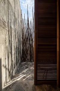 Modern interior design featuring a concrete wall and wooden elements.