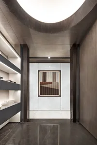 現代室內設計，展現一條鋪設大理石地板與木質牆面的俐落走廊。