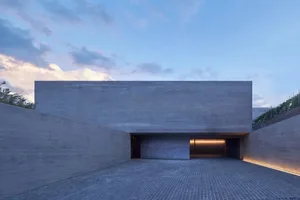 一座帶有照明入口的現代混凝土紀念碑