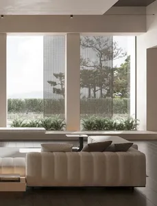 現代極簡住宅室內，採用畫布材質搭配灰色沙發，營造舒適且統一的空間。