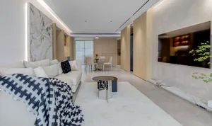 現代住宅空間，展現大理石與混凝土的設計風格。