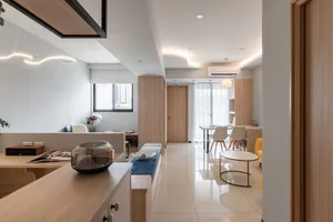 現代住宅廚房與餐廳，搭配柔軟層壓地板、白色家具與自然光線。