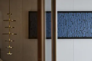 現代室內設計，牆面展示金屬抽象藝術作品
