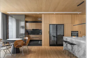 Modern kitchen interior featuring a combination of wood and marble materials.