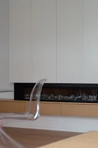 簡約風格客廳，融入木質元素與現代電壁爐。