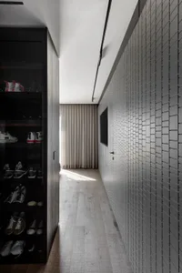 現代簡約住宅室內視圖，展示瓷磚牆面與木質地板。