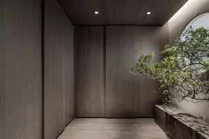 簡約室內設計，搭配木質牆面與盆栽