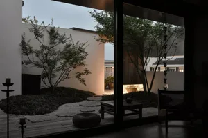Minimalist living room featuring natural stone elements and a calm atmosphere.