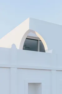 現代建築採用白色外牆，搭配弧形窗戶與俐落線條。
