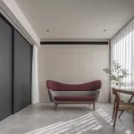 現代客廳，擺放勃艮第色沙發、白花瓶插花、木質咖啡桌，以及自然光線的窗戶