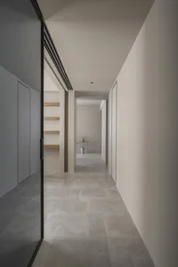 極簡室內空間搭配混凝土地板。