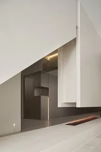 極簡室內設計，搭配現代燈光與混凝土表面。