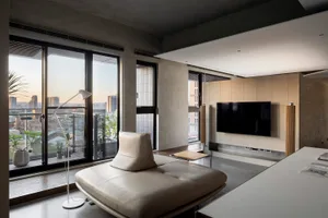 現代極簡客廳融入黏土元素，並設有大型窗戶可眺望城市景觀。
