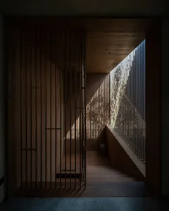現代玄關採用胡桃木格柵搭配木地板