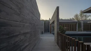 以混凝土與石材打造的極簡住宅建築。