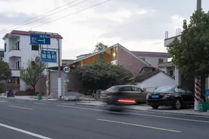 街道景觀，包含建築物與道路。