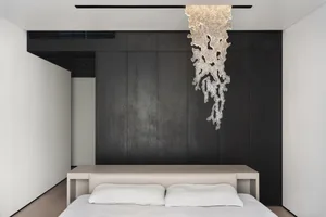 現代簡約臥室，配有金屬質感床頭板，呈現當代設計風格。