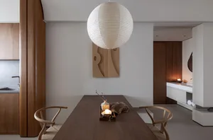 現代餐廳內擺放木質餐桌與餐椅，並懸掛燈具。