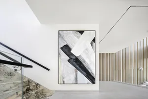 現代室內設計，展現大理石樓梯與牆面藝術作品。
