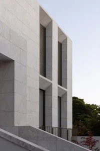現代建築採用混凝土與玻璃外觀設計。