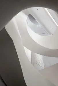 極簡風格的白色混凝土樓梯，擁有俐落現代的設計。
