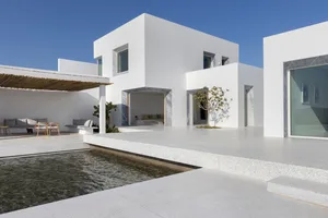 現代極簡住宅外觀，採用白色灰泥與石材材質。