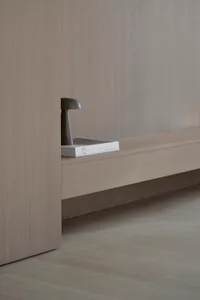 Estante de madeira minimalista em ambiente interior moderno.