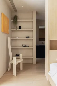 簡約住宅廚房，強調木質細節與現代設計。