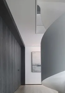 現代簡約室內設計，採用黑木與金屬材質。