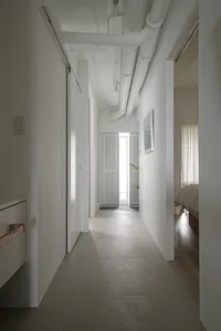 現代簡約走廊，瓷磚地板搭配木質裝飾