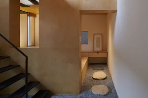 極簡室內空間，融入木質元素與枯山水庭園。