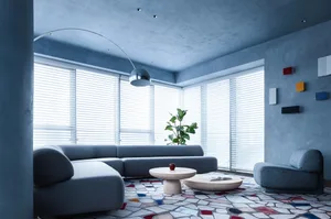 Modern living room with concrete elements and a comfortable seating area.
