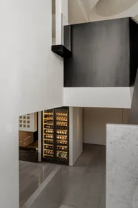 現代酒窖，採用金屬與混凝土元素。