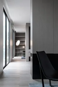 簡約住宅室內，搭配木質地板、玻璃牆面與軟墊家具。