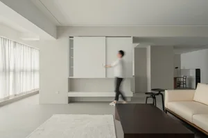 極簡客廳，搭配混凝土地板與家具。