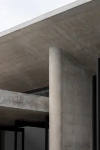 現代當代建築設計，採用混凝土外觀，線條簡潔，風格極簡。
