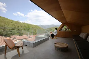現代室內設計搭配自然光，呈現寬敞空間、舒適座位區以及山景視野