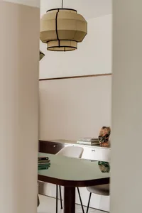 一張現代簡約辦公桌，採用流線極簡設計，搭配玻璃桌面與簡潔俐落的線條。