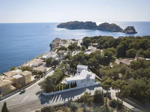 Modern villa overlooking the sea with a peaceful and luxurious atmosphere.