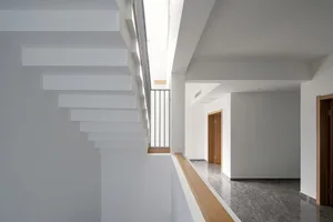 極簡住宅室內，搭配混凝土牆面與地板。